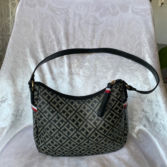 Tommy Hilfiger Medium Hobo Shoulder Bag – Stylish & Versatile in Stunning Color - Picture 3 of 12